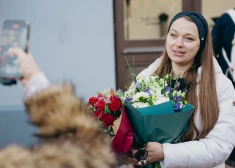 FOTO: Čehova teātra galerijā atklāta izstāde “Melnā gulbja valdzinājums” – laikmetīgs vēstījums par kara šausmām un cerību