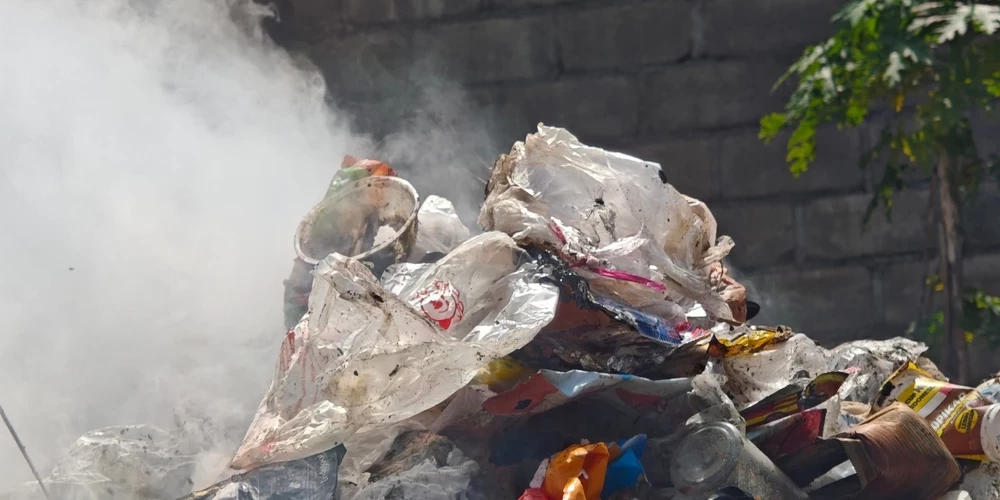 . Zemā temperatūrā atkritumi nesadeg pilnībā, radot toksiskus starpproduktus.