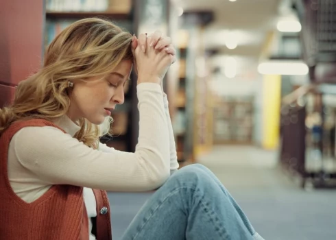 Ja jūties nedroši vidē, kur apkārt ir daudz cilvēku, piemēram, veikalā vai sabiedriskajā transportā – tie var būt pirmie simptoni, kas liecina par mentālās veselības problēmām.