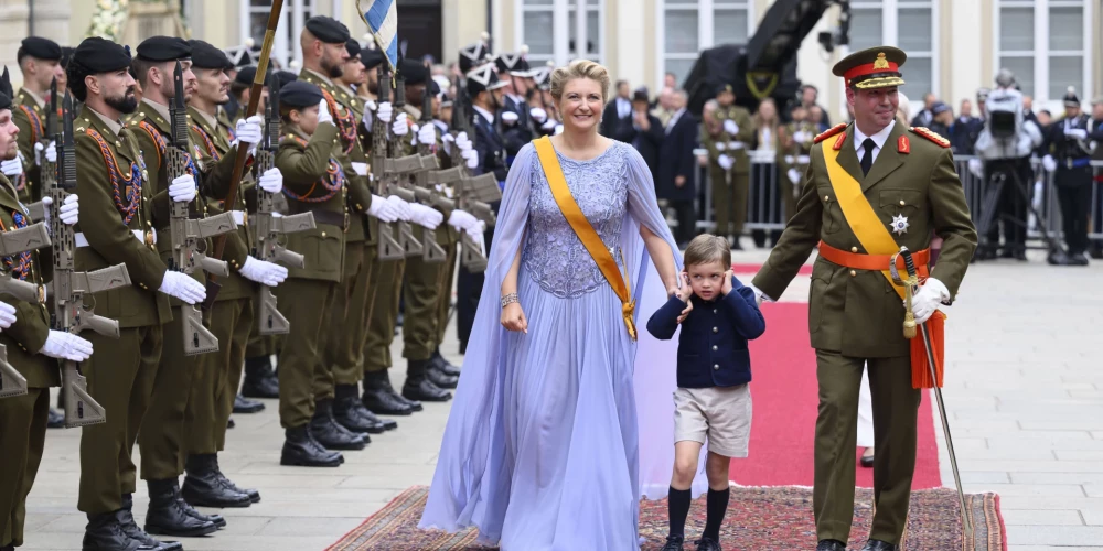 Jaunais Luksemburgas valdnieks, lielhercogs Gijoms, viņa sieva, lielhercogiene Stefānija un princis Leopolds Luksemburgas pilī
