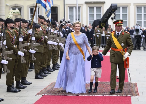 Jaunais Luksemburgas valdnieks, lielhercogs Gijoms, viņa sieva, lielhercogiene Stefānija un princis Leopolds Luksemburgas pilī