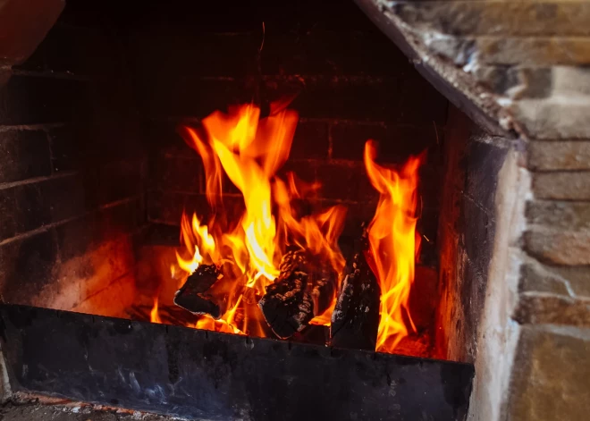 Латвийцам напоминают: сжигание в печах и каминах бытовых отходов строго запрещено и грозит штрафами