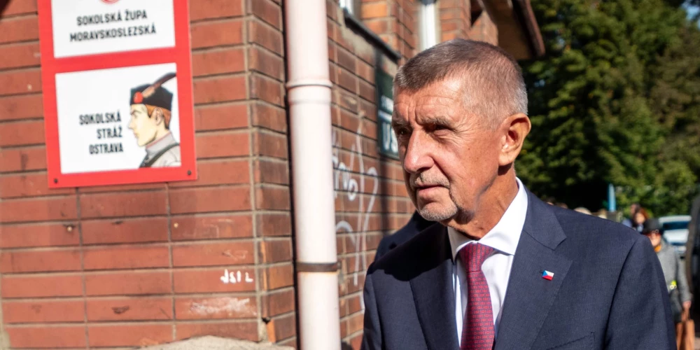 Ekspremjers Andrejs Babišs ierodas balsot Čehijas parlamenta vēlēšanās