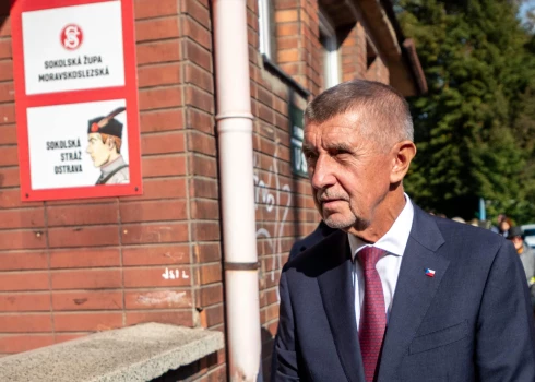 Ekspremjers Andrejs Babišs ierodas balsot Čehijas parlamenta vēlēšanās