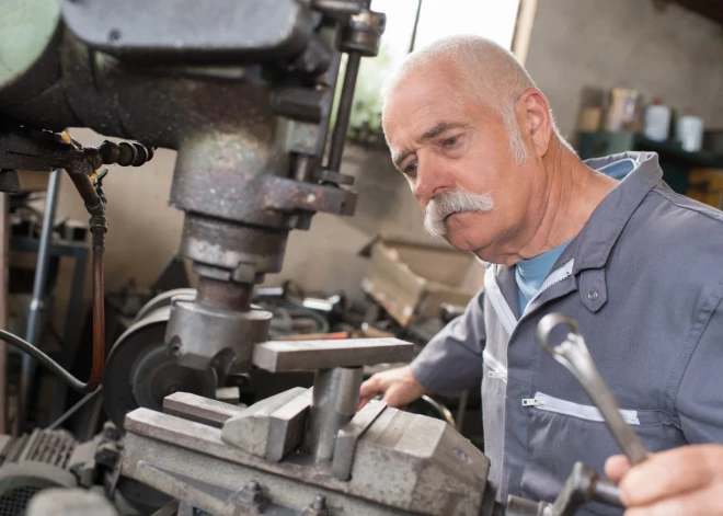 Раз не в состоянии обеспечить, помогите хотя бы с работой - пенсионеры надеются хоть на какую-то помощь Сейма