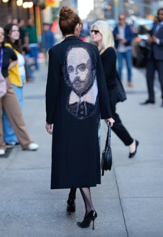 Džūlija Robertsa trešdien Ņujorkā piesaistīja visu skatienus, ar savu ekstravaganto tērpu paužot mīlestību pret mākslu un literatūru.