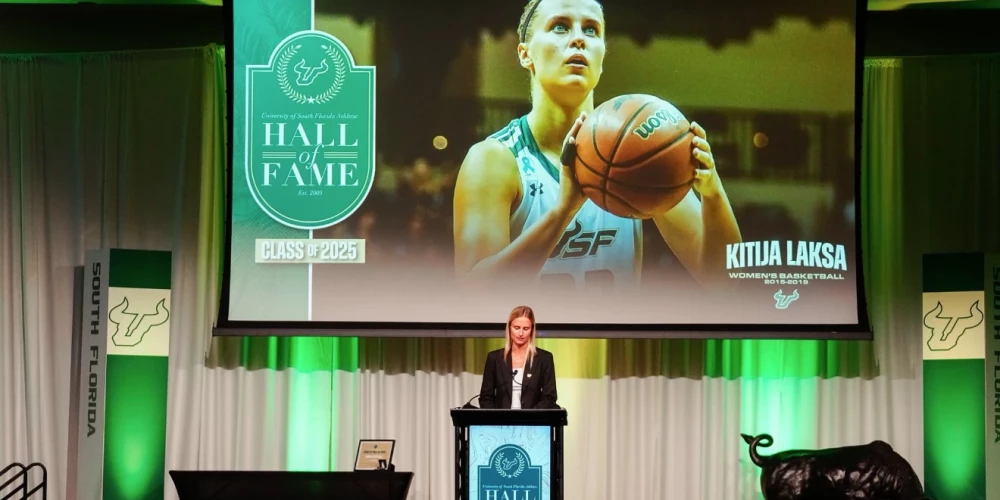 Kitijas Laksas uzņemšana Dienvidfloridas Universitātes sporta slavas zālē (foto: USF Women's Basketball / X)