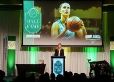 Kitija Laksa uzņemta savas absolvētās ASV augstskolas sporta slavas zālē. Viņas klubs šonakt sāks cīņu par WNBA čempiontitulu