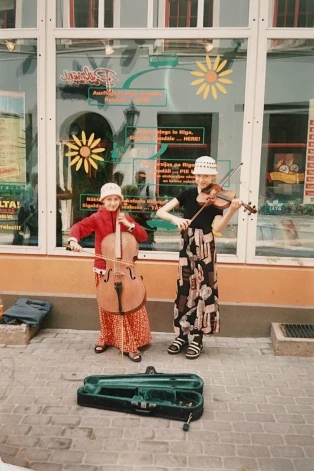 Сестры Баланас в детстве.