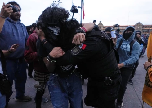 Meksikas galvaspilsētā Mehiko demonstrantu sadursmes ar policiju, pieminot 1968. gada slaktiņa upurus (foto: Scanpix/ AP)