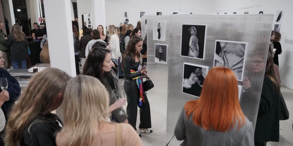 Nairas Kosjanas izstādes atklāšana studijā "BEHINDthedoors" (foto: Mārtiņš Ziders)