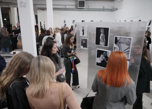Nairas Kosjanas izstādes atklāšana studijā "BEHINDthedoors" (foto: Mārtiņš Ziders)