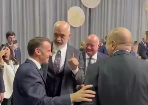 Albānijas premjerministrs Edi Rama, Francijas prezidents Emanuels Makrons un Azerbaidžānas prezidents Ilhams Alijevs apspriež "kara" izbeigšanu (ekrānuzņēmums no video)