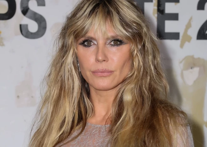 FOTO: 52 gadus vecā supermodele Heidija Kluma Parīzes modes nedēļā aizmirsusi uzvilkt apakšveļu