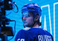 Bļugers palīdz "Canucks" uzvarēt NHL pārbaudes spēlē, Šilovs nespēlē "Penguins" rezultatīvā panākumā