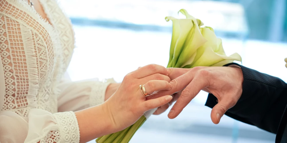 Брак не в моде? Число женатых и замужних жителей Латвии сокращается.