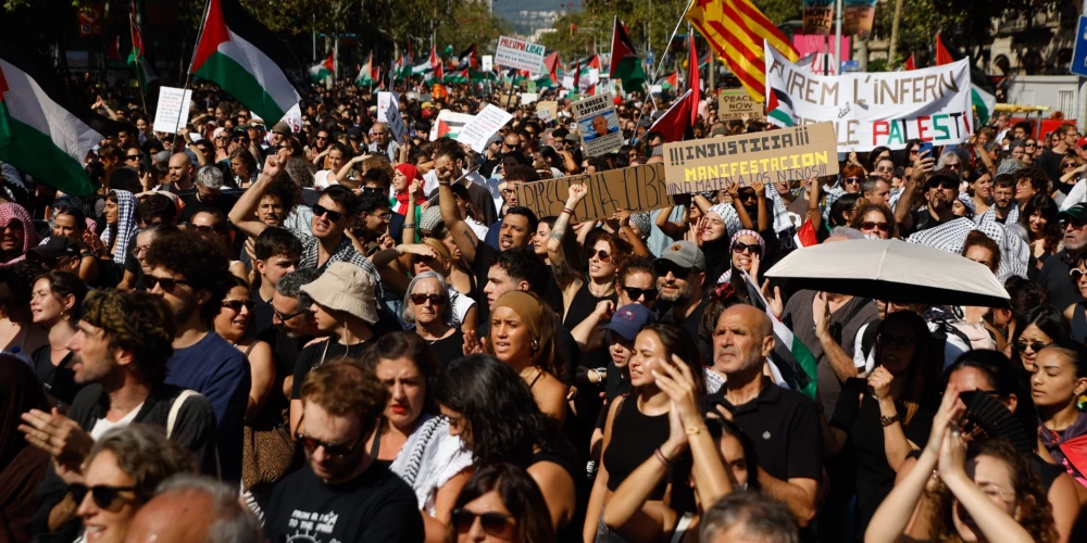 Barselonā desmitiem tūkstoši cilvēku protestē pret karu Gazas joslā. 