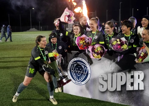 "Riga" futbolistes ar graujošu uzvaru atkārtoti kļūst par SHL čempionēm. 