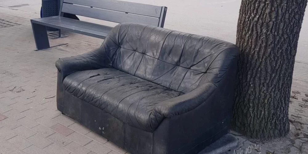 НА остановках Елгавы иногда даже оставляют старую мебель.