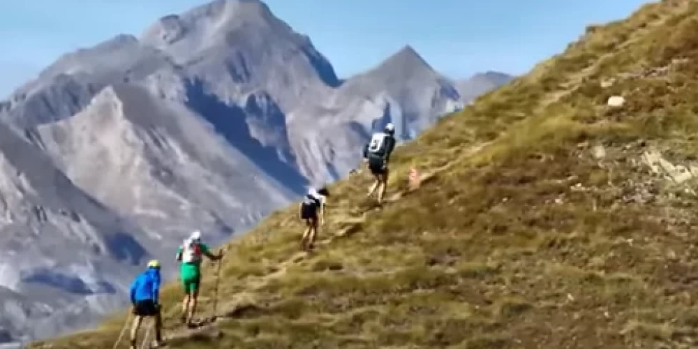 Sacensību dalībniekiem nācās skriet sarežģītos apstākļos augstu kalnos (ekrānuzņēmums no video)