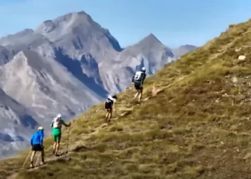Sacensību dalībniekiem nācās skriet sarežģītos apstākļos augstu kalnos (ekrānuzņēmums no video)