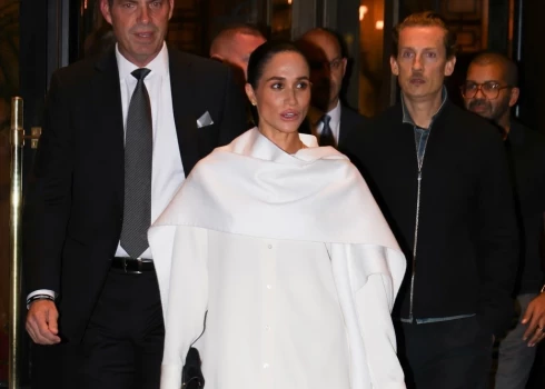4 октября 2025 года Меган Маркл была замечена у выхода из своего отеля по пути на показ Balenciaga в рамках Парижской недели моды.