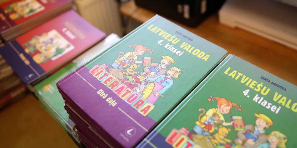 Skolēniem no mazāk latviskas vides joprojām sagādā grūtības latviešu valodas apguve.
