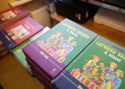 Skolēniem no mazāk latviskas vides joprojām sagādā grūtības latviešu valodas apguve.