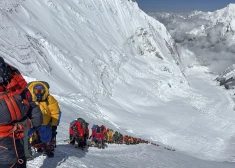 Pie Everesta Tibetas pusē sniegavētras dēļ iestrēdzis gandrīz tūkstotis ceļotāju