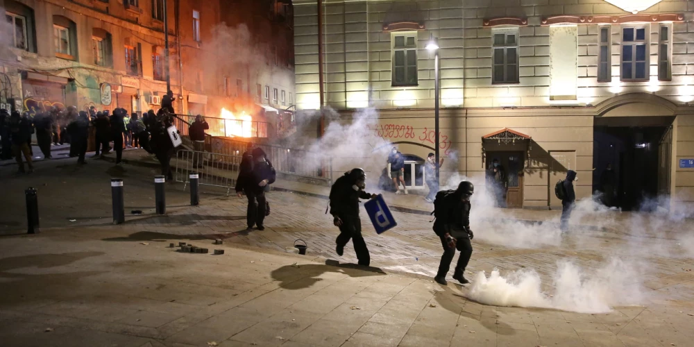 Sestdien policija Tbilisi vardarbīgi izklīdināja protestētājus