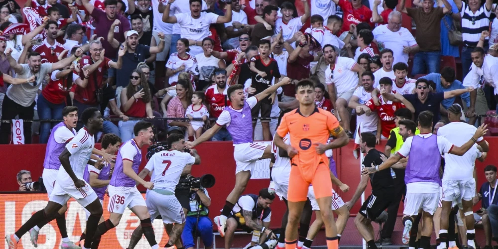 "Sevilla" futbolisti un fani līksmo pēc kārtējā vārtu guvuma pret "Barcelona"