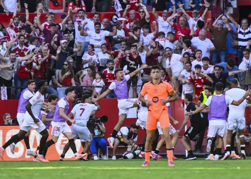 "Sevilla" futbolisti un fani līksmo pēc kārtējā vārtu guvuma pret "Barcelona"