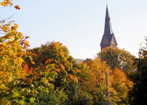 Torņakalna baznīca rudenī