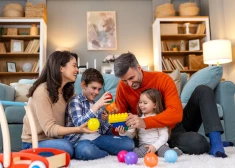 Ko runā tīmeklī: cik daudz būtu jāpelna vecākiem ar diviem bērniem?