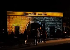 “Šī vakara dēļ vien ir vērts gulēt Alūksnes kapos!”: svecīšu vakara apmeklētājus pārsteidz multimediālais stāsts