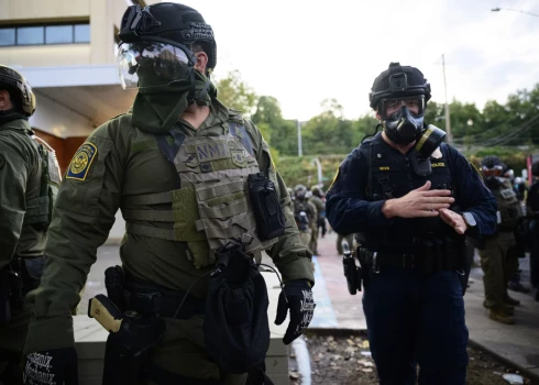 Pie Imigrācijas un muitas dienesta ēkas Portlendā pēdējā laikā ik nakti notiek protesti.