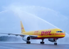 Rīgas lidostā sagaidīta krūts vēža pacientu atbalstam veltīta "DHL" lidmašīna