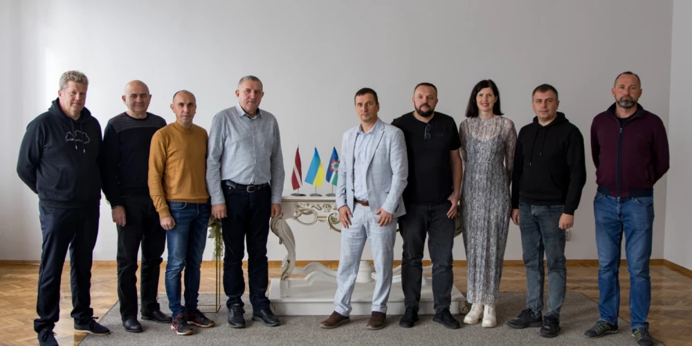  Jēkabpils novadā viesojās Ukrainas Vižņicas rajona delegācija, lai stiprinātu sadarbību un saņemtu dāvinājumu – autobusu