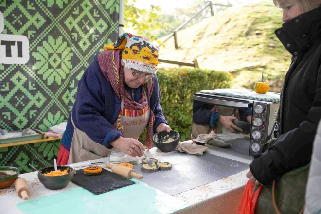 Kuldīgas gadatirgus priecēja iedzīvotājus arī ar tradicionāliem novada ēdieniem.