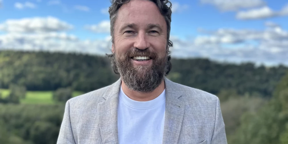 Kristaps Ozoliņš ir pašmāju realitātes šova "Ģimene burkā" attiecību eksperts, kurš palīdz risināt dažādas sāpes pāru un skatītāju dzīvē. Vizuāli viņš atgādina kādu dēkainu "vējabrāli" no motokluba un ir entuziastisks zinātnes un izglītības atbalstītājs, kurš nemitīgi mācās arī pats.