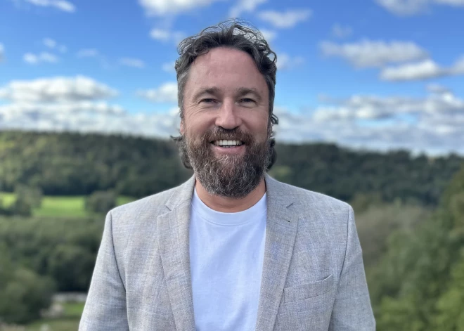 "Cilvēks ar savām problēmām nav unikāls," - attiecību eksperts Kristaps Ozoliņš par spējraišiem, ezoteriķiem un šovu "Ģimene burkā"