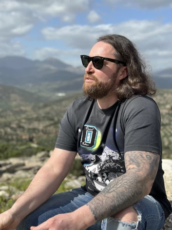 Kristaps Ozoliņš ir pašmāju realitātes šova "Ģimene burkā" attiecību eksperts, kurš palīdz risināt dažādas sāpes pāru un skatītāju dzīvē. Vizuāli viņš atgādina kādu dēkainu "vējabrāli" no motokluba un ir entuziastisks zinātnes un izglītības atbalstītājs, kurš nemitīgi mācās arī pats.