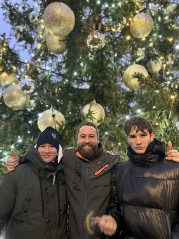 Kristaps Ozoliņš kopā ar dēliem.