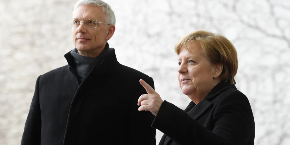 Bijušais premjerministrs Krišjānis Kariņš norāda, ka Angela Merkele bija Vācijas kanclere laikā, kad dominēja uzskats - ja "mēs pareizi uzvedīsimies, arī Putins labi uzvedīsies".