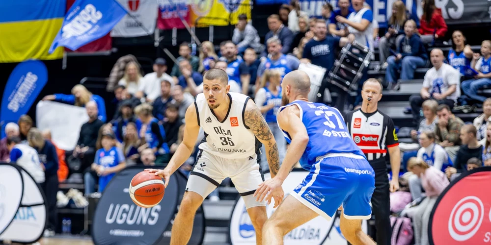Kristaps Ķilps (ar bumbu) sezonas ievadā bijis VEF rezultatīvākais basketbolists.