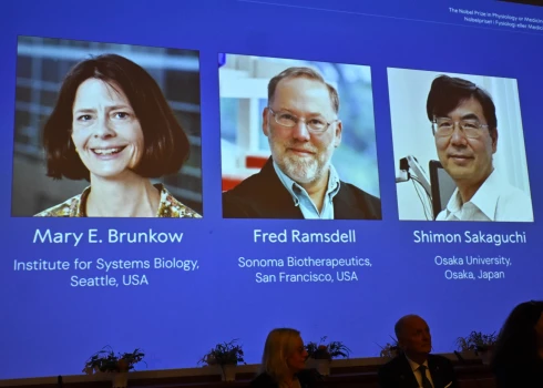 Nobela prēmijas laureāti Mērija Braknova, Freds Ramsdels un Simons Sakaguči (foto: Scanpix / EPA)