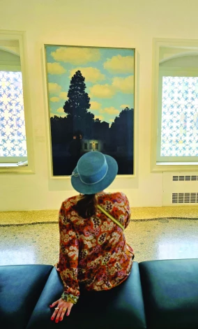 Kristīne Luīze Avotiņa pie Renē Margrita gleznas. Foto: no privātā arhīva