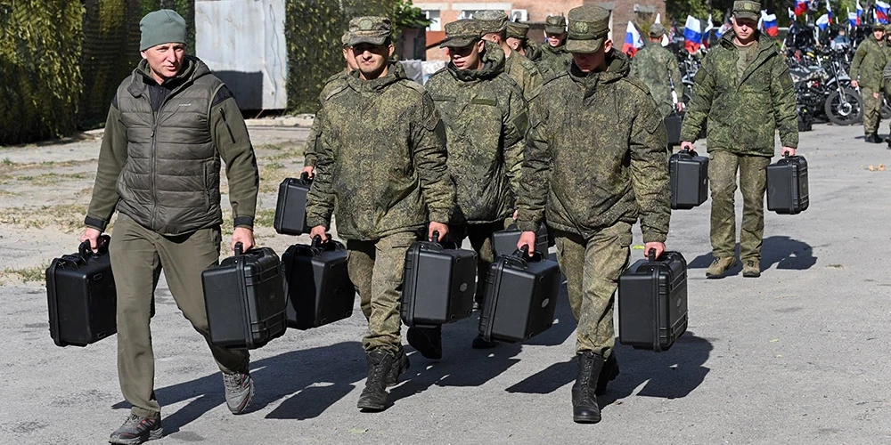 Krievijas karavīri Rostovā pie Donas nes ekipējumu ceremonijā, ko organizēja "Tautas frontes" politiskā kustība, lai nodotu Krievijas armijai jaunus motokrosa motociklus, kvadriciklus un bezpilota lidaparātus izmantošanai notiekošajā karā pret Ukrainu. Krievija, 2025. gada 3. oktobris.