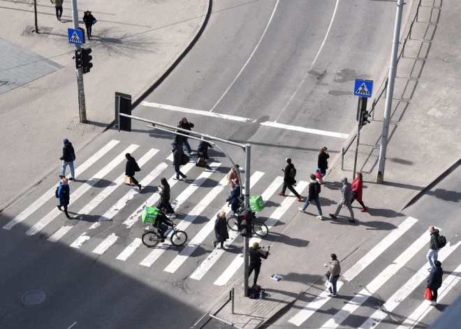 В Риге за 45 000 евро обустроят три новых пешеходных перехода: где и когда?