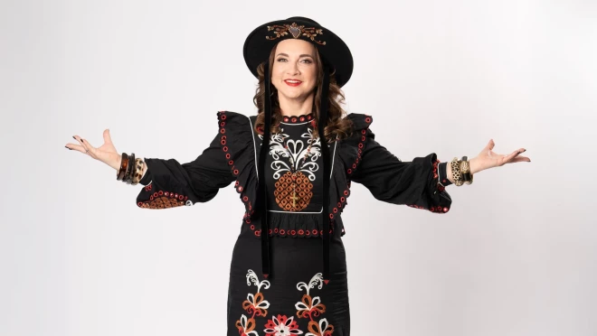 Kleitai ar meksikāņu motīviem lieliski iet klāt Kašera darinātā cepure.